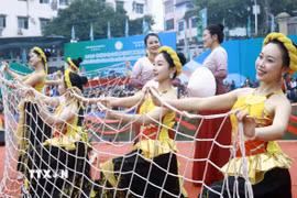 Giao lưu Hát đối trên sông biên giới Bắc Luân giữa thanh niên Móng Cái (Việt Nam) và thanh niên Đông Hưng (Trung Quốc) năm 2025. (Ảnh: TTXVN phát)