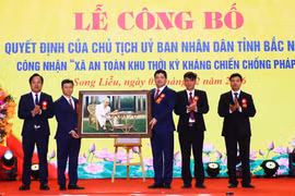 Bí thư Tỉnh ủy Bắc Ninh Nguyễn Hồng Thái (thứ 3, phải sang) tặng bức ảnh Bác Hồ cho Đảng bộ, chính quyền và Nhân dân phường Song Liễu. (Ảnh: Thanh Thương/TTXVN)