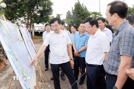 Đoàn công tác của Ủy ban Kinh tế và Tài chính của Quốc hội khảo sát thực tế Dự án đầu tư xây dựng đường Vành đai 5 - Vùng Thủ đô Hà Nội tại Hưng Yên. (Ảnh: Thế Duyệt/TTXVN)