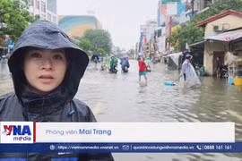 Giao thông tại Huế bị xáo trộn vì ngập lụt 
