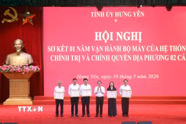 Bí thư Tỉnh ủy Hưng Yên Phạm Quang Ngọc trao Bằng khen cho các cá nhân có thành tích xuất sắc trong triển khai thực hiện sắp xếp, vận hành bộ máy của hệ thống chính trị và chính quyền địa phương 2 cấp. (Ảnh: Đinh Văn Nhiều/TTXVN)