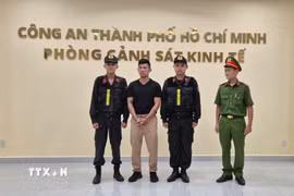 Ca sỹ Lương Bằng Quang tại Cơ quan Công an. (Ảnh: TXVN phát)