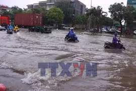Người dân Hà Nội lại chật vật giữa “biển nước” 