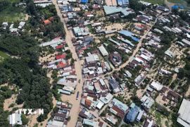 Toàn cảnh khu dân cư gần suối Bưng Môn (phường Long Thành, thành phố Đồng Nai) ngập sâu trong nước. (Ảnh: Lê Xuân/TTXVN)