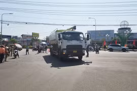 Hiện trường vụ tai nạn giữa xe bồn và xe máy trên đường ĐT.741, sáng 8/3 khiến một phụ nữ điều khiển xe máy tử vong. (Ảnh: Đậu Tất Thành /TTXVN)