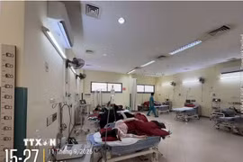 Các trường hợp nghi ngộ độc thực phẩm được theo dõi, điều trị tại Bệnh viện Trung ương Huế cơ sở 2 ngày 11/9. (Ảnh: TTXVN phát)
