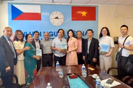 Dịch giả Nguyễn Quyết Tiến ( thứ 6 từ trái sang) trao tặng Trung tâm bộ sách từ điển và hội thoại Việt – Séc – Anh do chính ông biên soạn, đồng thời cam kết dịch miễn phí các tác phẩm thơ tiếng Việt sang tiếng Séc để phục vụ công tác giảng dạy. (Ảnh: Việt Thắng/TTXVN)