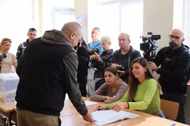 Cử tri Bulgaria bỏ phiếu trong cuộc bầu cử Tổng thống tại điểm bầu cử ở Sofia ngày 25/10/2026. Ảnh: THX/TTXVN phát