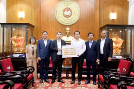 Thứ trưởng Bộ Tài chính Cao Anh Tuấn cùng Đoàn công tác của Bộ Tài chính trao kinh phí ủng hộ đồng bào miền Trung và Tây Nguyên khắc phục hậu quả mưa lũ. (Nguồn: Lao động)