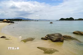 Bãi cát vàng mịn trải dài, làn nước trong xanh tạo nên “điểm nhấn” của biển Sơn Trà. (Ảnh: Lê Phước Ngọc/TTXVN)
