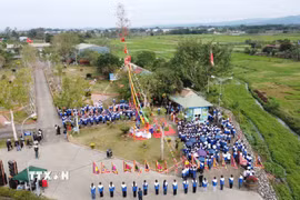 Lễ Thượng nêu và thả cá thu hút sự quan tâm của đông đảo người dân vùng di sản cũng như du khách gần xa. (Ảnh: Hoa Mai/TTXVN)