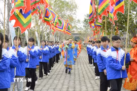 Việc tái hiện nghi lễ thượng nêu ngày Tết để nhân dân và du khách được trải nghiệm cũng như hiểu hơn về những nét đẹp văn hóa truyền thống của dân tộc Việt Nam. (Ảnh: Hoa Mai/TTXVN)