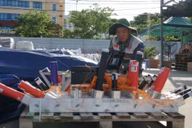 Thành viên đội pháo hoa Z121 Vina Pyrotech (Việt Nam) lắp đặt dàn pháo hoa. (Ảnh: Quốc Dũng/TTXVN)