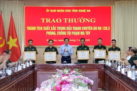 Chủ tịch Ủy ban Nhân dân tỉnh Nghệ An đã tặng Bằng khen của Ủy ban Nhân dân tỉnh cho 5 cá nhân thuộc Ban Chỉ huy Bộ đội Biên phòng Nghệ An vì có thành tích xuất sắc trong đấu tranh phòng, chống tội phạm ma túy. (Ảnh: Văn Tý/TTXVN)