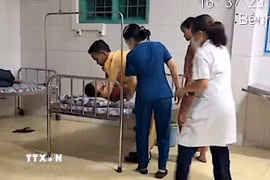 Cảnh sát giao thông Quảng Trị hỗ trợ đưa cháu bé bị sốt, co giật đi cấp cứu kịp thời. (Ảnh: TTXVN phát)