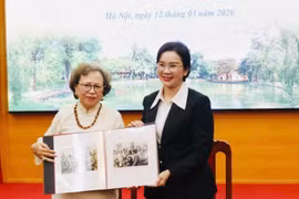 Khu Di tích Chủ tịch Hồ Chí Minh tại Phủ Chủ tịch tiếp nhận ảnh tư liệu do gia đình bà Lê Phương, nguyên Cục phó Cục Quản trị Bộ Công an trao tặng. (Ảnh: VGP)