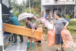 Di dời khẩn cấp hộ gia đình bà Lý Thị Thùy. (Nguồn: Báo Thái Nguyên)