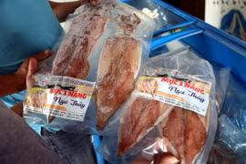 Mực một nắng của HTX Ngư Trung (xã Ngư Thủy, huyện Lệ Thủy) luôn cháy hàng trong dịp Tết. (Ảnh: Tá Chuyên/TTXVN)
