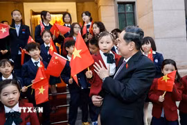 Chủ tịch Quốc hội Trần Thanh Mẫn với các cháu thiếu nhi và cộng đồng người Việt Nam tại Trung Quốc. (Ảnh: Doãn Tấn/TTXVN)