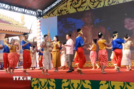 Không gian văn hóa rộn ràng, đầy màu sắc với các tiết mục nghệ thuật truyền thống của đồng bào Khmer tại chương trình mừng Lễ Sene Dolta. (Ảnh: Trung Kiên/TTXVN)