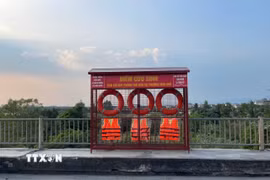 Điểm cứu sinh tại cầu Đá Vách (phường Mạo Khê, thành phố Quảng Ninh) góp phần chủ động phòng, chống đuối nước. (Ảnh: Thanh Vân/TTXVN)