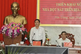 Ông Trần Văn Huyến, Chủ tịch Ủy ban Nhân dân tỉnh, Phó Trưởng Ban Chỉ đạo triển khai xóa nhà tạm, nhà dột nát trên địa bàn tỉnh Hậu Giang, phát biểu tại cuộc họp. (Ảnh: Duy Khương/TTXVN)