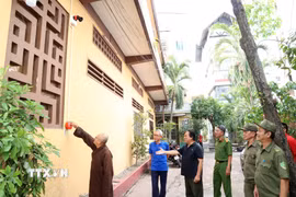 Người dân khu phố 18, phường Nhiêu Lộc, tham gia kiểm tra, vận hành hệ thống báo động của mô hình tổ liên gia an toàn phòng cháy, chữa cháy. (Ảnh: Hồng Đạt/TTXVN)