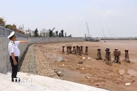 Dấu tích của bến K15 xưa nay vẫn còn những hàng cọc nhô lên khỏi mặt nước. (Ảnh: Mạnh Minh/TTXVN)