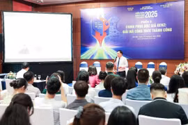 Giám đốc Trung tâm Phát triển Truyền thông Báo Nhân Dân, ông Ngô Việt Anh, phát biểu tham luận tại phiên 3 "Chinh phục độc giả GenZ". (Ảnh: Lê Đông/TTXVN)