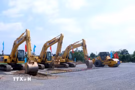 Tập đoàn Hòa Phát huy động nhiều máy móc, phương tiện để thi công hạ tầng Khu công nghiệp số 02 - Hưng Yên. (Ảnh: Đinh Văn Nhiều/TTXVN)