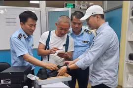 Ông Nguyễn Thanh Bình, Phó Cục trưởng Cục Quản lý và Phát triển thị trường trong nước (ngoài cùng bên trái) trực tiếp có mặt và chỉ đạo tại hiện trường kiểm tra.