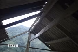 Xã Tả Phìn có 13 hộ dân bị tốc mái nhà do dông lốc. (Ảnh: TTXVN phát)