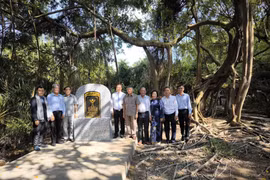 Đại biểu tham quan 3 cây Gừa là cây di sản Việt Nam tại Nông trại Hải Vân - sân chim Vàm Hồ. (Ảnh: Huỳnh Phúc Hậu/TTXVN)