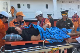 Trong suốt hành trình, đội ngũ y tế liên tục theo dõi các chỉ số sức khỏe, thực hiện các biện pháp hỗ trợ nhằm ổn định tình trạng cho ngư dân gặp nạn. (Ảnh: BĐBP)