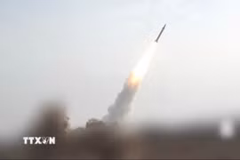 Hình ảnh trích từ video cho thấy tên lửa siêu thanh do lực lượng Houthi phóng từ Yemen. (Ảnh: THX/TTXVN)
