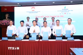 Ký Thỏa thuận tài trợ thực hiện Chương trình phục vụ cộng đồng, chăm lo người nghèo, cải thiện điều kiện sống của người dân trên địa bàn thành phố Hồ Chí Minh giai đoạn 2026-2028. (Ảnh: Xuân Khu/TTXVN)