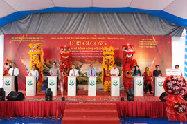 Đại biểu thực hiện nghi thức khởi công tại buổi lễ. (Ảnh: Phạm Minh Tuấn/TTXVN)