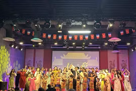 Chương trình nghệ thuật “Sắc màu Việt Nam” do chính các bạn trẻ Việt Nam trên khắp thế giới tự dàn dựng, luyên tập và biểu diễn đã mở ra một không gian sôi động, gây ấn tượng sâu sắc tới bạn bè quốc tế. (Ảnh: Ngọc Hiệp/TTXVN)