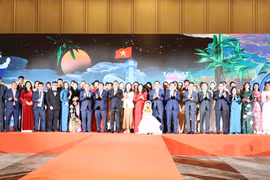 Lãnh đạo Đại sứ quán Việt Nam tại Trung Quốc, Trung tâm Trung Quốc-ASEAN cùng các đại biểu và nghệ sĩ hai nước chụp ảnh lưu niệm. (Ảnh: Công Tuyên/TTXVN)