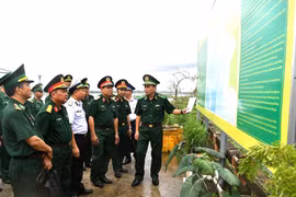 Đoàn công tác của Bộ Quốc phòng kiểm tra thực tế tại Đồn Biên phòng Tây Yên, Ban Chỉ huy Bộ đội Biên phòng tỉnh An Giang. (Ảnh: Văn Sĩ/TTXVN)