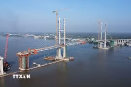Thi công xây dựng cầu Rạch Miễu 2. (Ảnh: Công Trí/TTXVN)