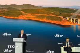 Tổng thống Nga Vladimir Putin phát biểu tại phiên toàn thể Diễn đàn kinh tế phương Đông được chụp từ màn hình tại Trung tâm báo chí của Diễn đàn. (Ảnh: Văn Hiếu/TTXVN)
