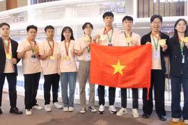 9 sinh viên Việt Nam đoạt giải trong Cuộc thi ICT Huawei 2024-2025. (Ảnh: Quang Hưng/TTXVN)