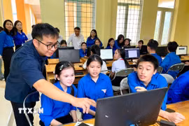 Cuộc thi “Lập trình cùng AI” mang đến cách tiếp cận mới với công nghệ thông qua xu hướng Vibe Coding dành cho các đoàn viên, thanh niên và thanh thiếu nhi khu vực biên giới. /9Ảnh: Võ Dung/TTXVN)