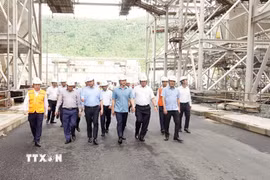 Bí thư Tỉnh ủy Quảng Trị Vương Quốc Tuấn kiểm tra thực địa các dự án tại Trung tâm Điện lực Quảng Trạch. (Ảnh: Nguyên Linh/TTXVN)