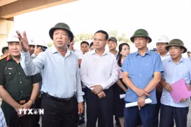Bộ trưởng Bộ Xây dựng Trần Hồng Minh chỉ đạo hoàn thiện hệ thống nút giao, đường gom kết nối với cao tốc Tuyên Quang - Hà Giang. (Ảnh: Hoàng Hải/TTXVN)