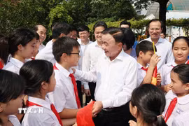 Thường trực Ban Bí thư Trần Cẩm Tú và các cháu thiếu nhi tại Làng trẻ em SOS Hà Nội. (Ảnh: Phương Hoa/TTXVN)