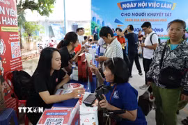Đông đảo người khuyết tật tìm cơ hội việc làm tại “Ngày hội việc làm cho người khuyết tật Thành phố”. (Ảnh: Thanh Vũ/TTXVN)