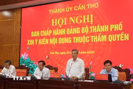 Ông Đồng Văn Thanh, Phó Bí thư Thường trực Thành ủy Cần Thơ, chủ trì hội nghị. (Ảnh: Thu Hiền/TTXVN)