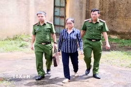 Cơ quan Công an bắt giữ đối tượng Nguyễn Thị Bích Thủy. (Ảnh: TTXVN phát)